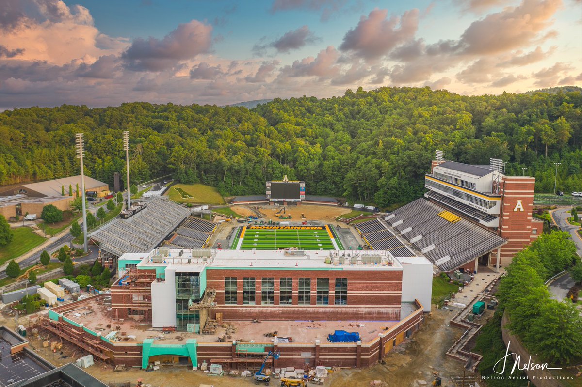 NelsonAerials's tweet photo. Sunset 🌅 
New turf 👀
Football 🏈 https://t.co/ziurwMcESQ