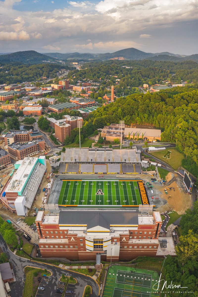 NelsonAerials's tweet photo. Sunset 🌅 
New turf 👀
Football 🏈 https://t.co/ziurwMcESQ