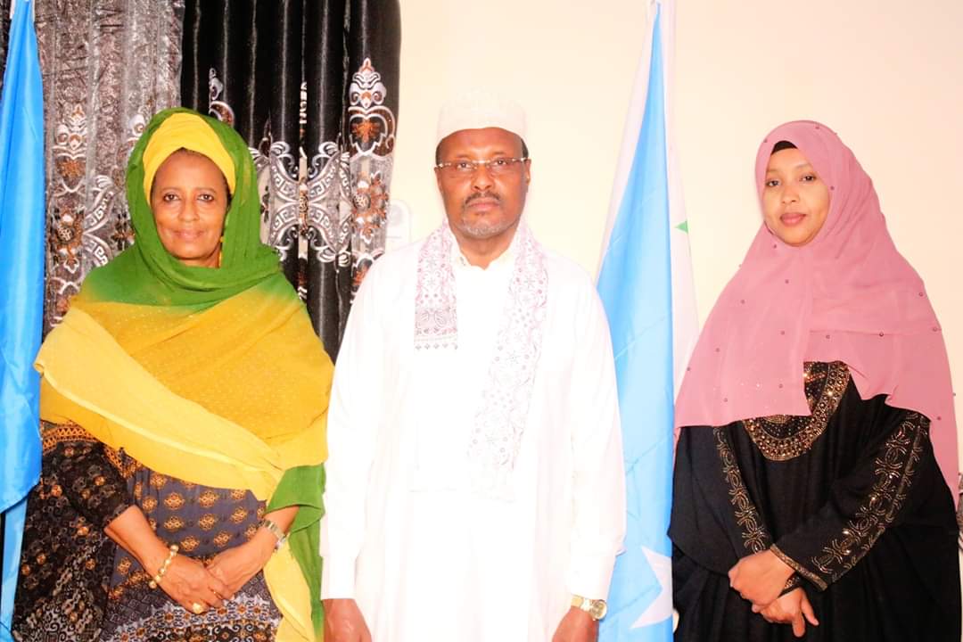 BaarlamaankaDGG's tweet photo. Dhusamareb: July, 17, 2020
The Speaker of the Galmudug State Parliament and his second deputy invited lunch of honor for the Somalia National Indepedent Electoral Commission.The NIEC Commission led by the Chairman #Halimo Ismail.
They discussed best election model in 2020 2021. https://t.co/k9orr93IgE