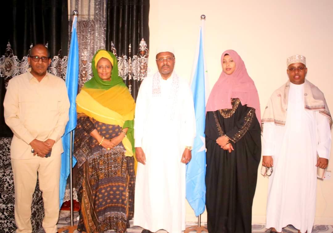 BaarlamaankaDGG's tweet photo. Dhusamareb: July, 17, 2020
The Speaker of the Galmudug State Parliament and his second deputy invited lunch of honor for the Somalia National Indepedent Electoral Commission.The NIEC Commission led by the Chairman #Halimo Ismail.
They discussed best election model in 2020 2021. https://t.co/k9orr93IgE