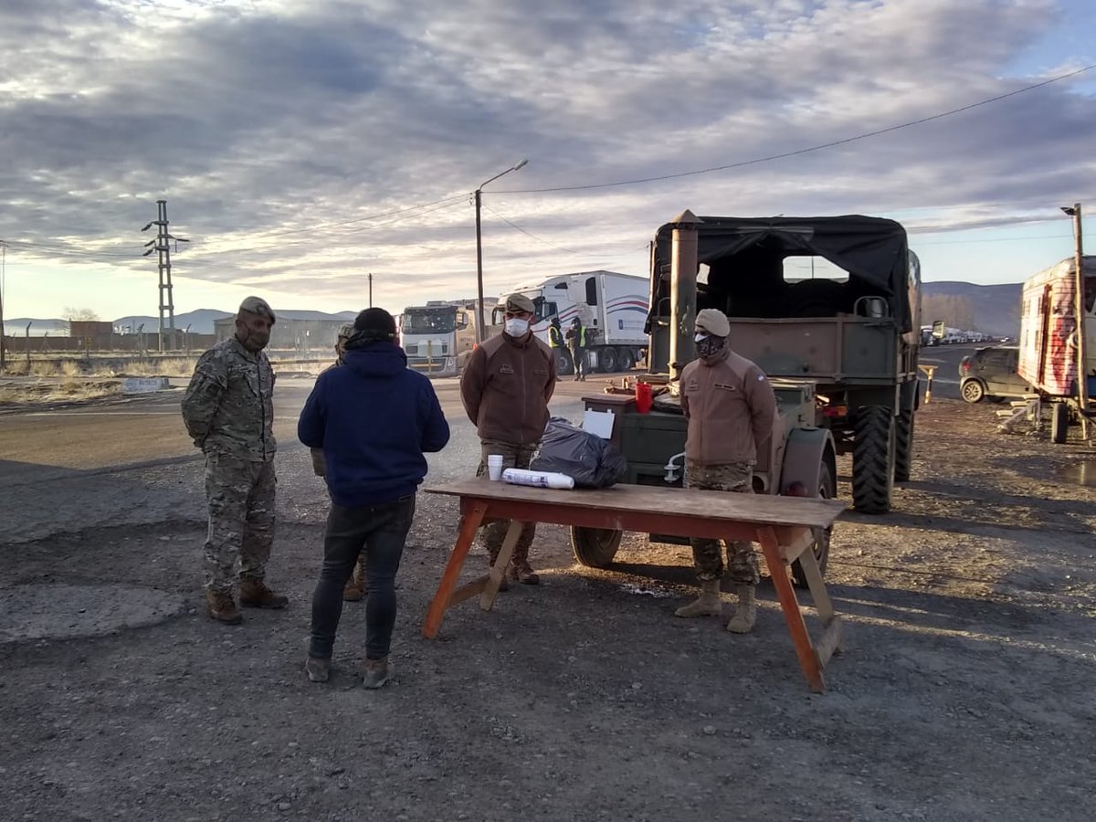 Ejercito_Arg's tweet photo. #Neuquén El Regimiento de Infantería de Montaña 21 elaboró y distribuyó desayunos calientes para los camioneros que quedaron varados en Las Lajas, por el cierre del paso Pino Hachado provocado por las tormentas de nieve que azotaron la zona #SomosElEjército https://t.co/kpAGaRC4At