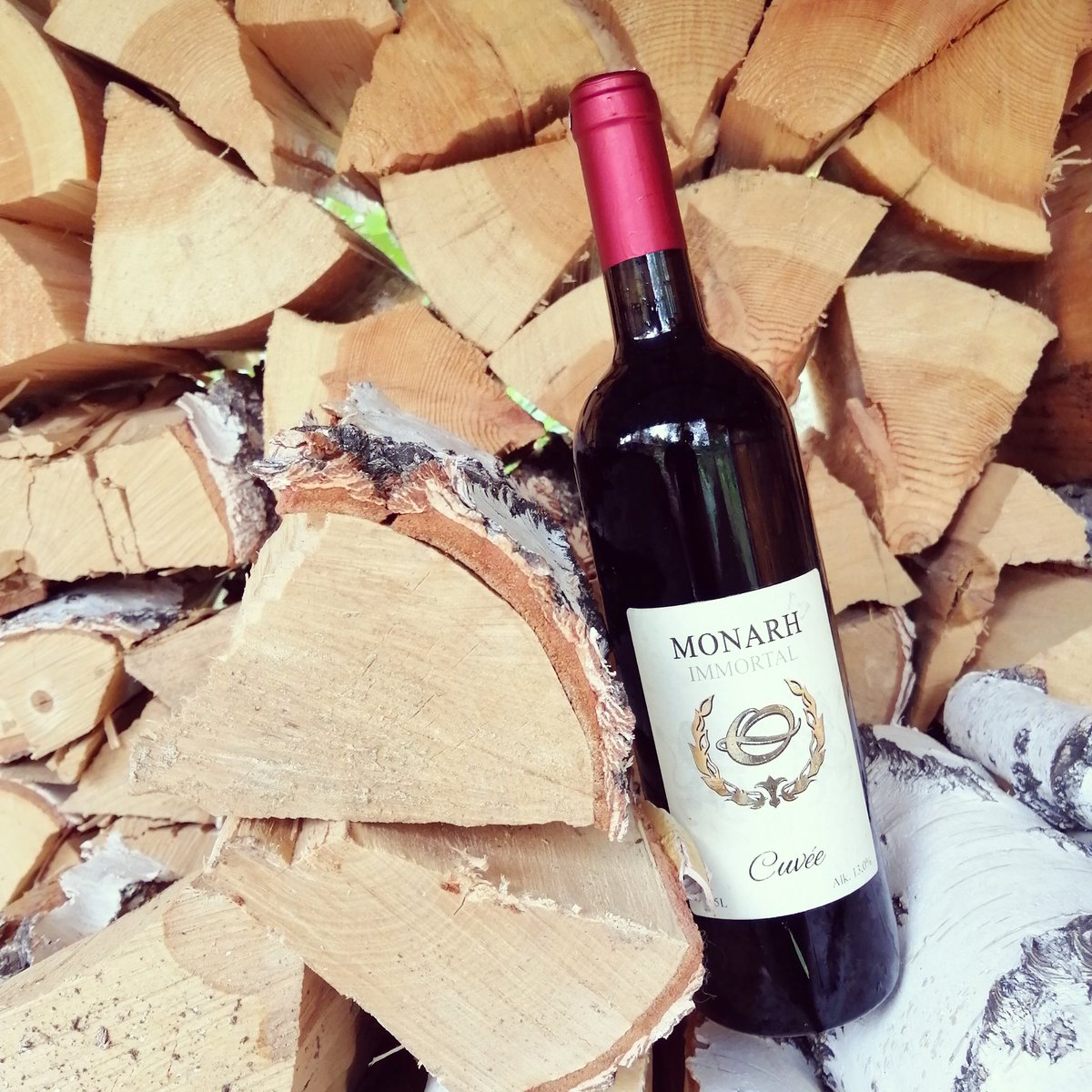 Boravak u prirodi ovog vikenda može Vam upotpuniti čaša omiljene kupaže iz linije Monarh. 🍷
----------
Enjoying nature this weekend can be completed with a glass of your favorite blend from the Monarh line. 🍷

#monarhcuvee #pikoplenac