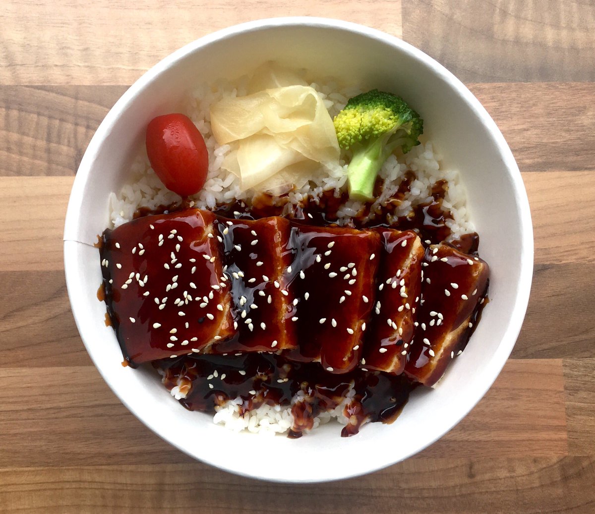 Oriento8's tweet photo. Introducing our new dish, Teriyaki Tofu Rice Bowl, crispy tofu drizzled with sticky teriyaki sauce, served with cherry tomato, broccoli, pickled ginger and fluffy steamed rice. Vegan-friendly. #Vegan #vegetarian #veganfood #Teriyaki #tofurecipes #eatlocal #oriento #Edinburgh #yum https://t.co/2SNhum9fnF