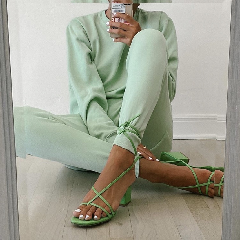 Happy World Emoji Day! Tell us about your current fit only in emojis...GO!👡🌿🍐💚 pc: @tezza