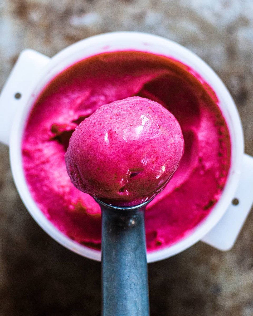 ⁣Vişne sorbenin en güzel hali!⠀
Tabi bu sorbeyi saklamanın en kolay ve güvenilir yolu, Cambro yuvarlak saklama kapları!