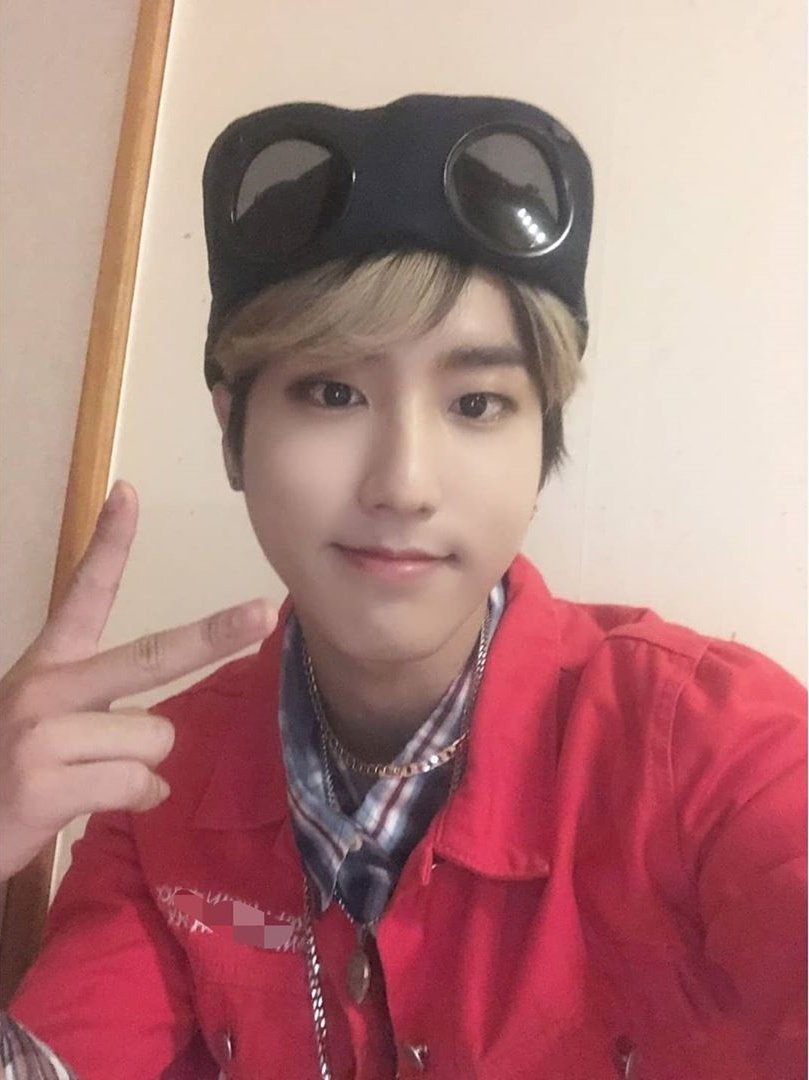 SKZ_TN's tweet photo. [IG UPDATE 17.07.2020]  1/2

"<Breaking News>
Stray Kids behind picture
Is there anything that SKZ Han can't pull off?
How can he pull off everything??
#Sorry #ImBoredSo #ITried #ThisConcept
#FindingSKZ #LoveYou"

@Stray_Kids #StrayKids #스트레이키즈 #STAY https://t.co/RE7bF2ooBO