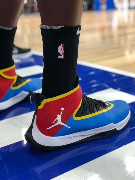 Geantiss23's tweet photo. @bismackbiyombo nous offres des paires aux couleurs de la RDC mais la dernière fois qu'il était à @Lubumbashi_News , le mwana mboka a fait chaussé la classe biberon des baskets plus long.
😂😂😂 #rectifie https://t.co/raBPUHa5et