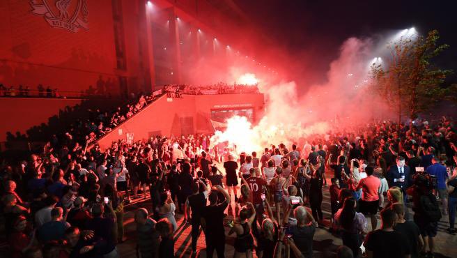 NunezHuesca's tweet image. Madrid es 3 veces Nápoles, 7 veces Liverpool y 30 veces Cádiz. Y ahí quedan las fotos. Ni un alma en Cibeles.

Cómo habrá sufrido esta ciudad para renunciar voluntariamente a celebrar una alegría así. Qué ejemplo de civismo para España y el mundo.