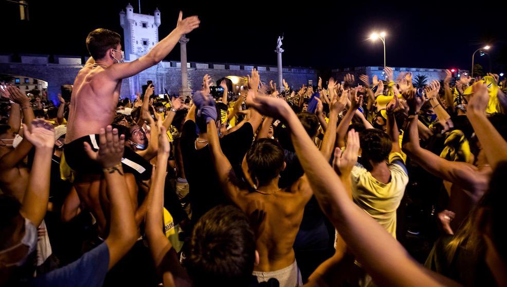 NunezHuesca's tweet image. Madrid es 3 veces Nápoles, 7 veces Liverpool y 30 veces Cádiz. Y ahí quedan las fotos. Ni un alma en Cibeles.

Cómo habrá sufrido esta ciudad para renunciar voluntariamente a celebrar una alegría así. Qué ejemplo de civismo para España y el mundo.