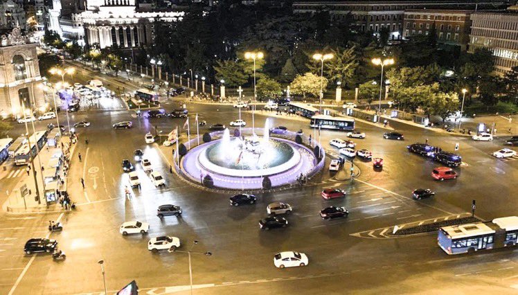NunezHuesca's tweet image. Madrid es 3 veces Nápoles, 7 veces Liverpool y 30 veces Cádiz. Y ahí quedan las fotos. Ni un alma en Cibeles.

Cómo habrá sufrido esta ciudad para renunciar voluntariamente a celebrar una alegría así. Qué ejemplo de civismo para España y el mundo.