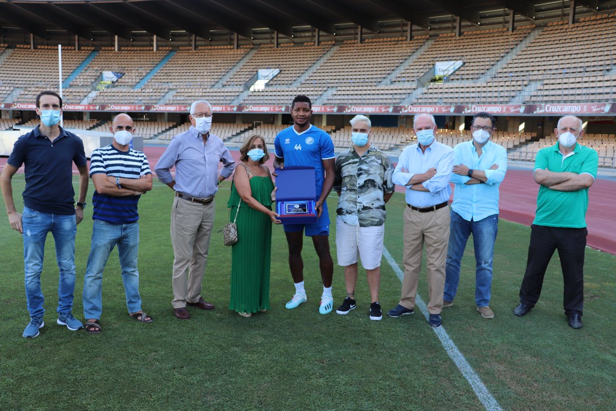 XerezDFC's tweet photo. 🏆⚽️ La Junta Directiva, la esposa y el hijo de Juan Bellido acudieron al acto de entrega del I Trofeo 

Los socios eligieron a @eddynoh1 como mejor jugador de la temporada. https://t.co/M7GLHONkFC