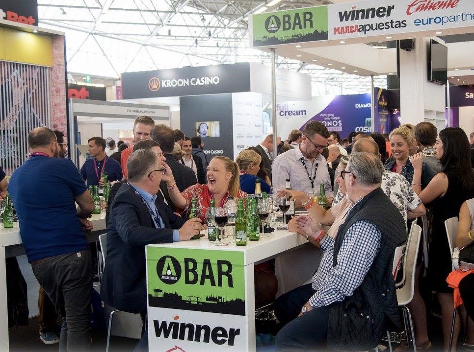 Outstandinteam1's tweet photo. Anyone recognise a few familiar faces in here? 😉 ⁣
⁣
It’s our favourite way to network &amp; one of the reasons we are missing the vibrant #events. If you’re exhibiting at @igbaffiliate #iGBLive in September, get in touch to book your event staff! 📲⁣

https://t.co/HtbI4qBqGi https://t.co/dDYkhRrTJm
