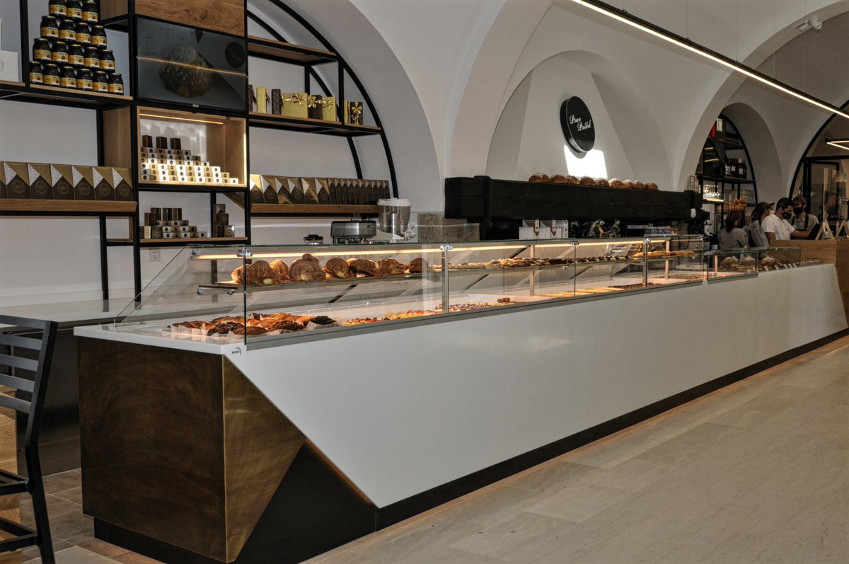 Os queremos mostrar el trabajo que hemos creado para <a href="/PacoPastelAmets/">Paco Pastel</a> ,9 metros de exposición en una sola pieza en Krion, sin cortes, sin juntas, donde podréis encontrar una gran exposición refrigerada a diferentes temperaturas, zona neutra y no podía faltar una zona de heladeria