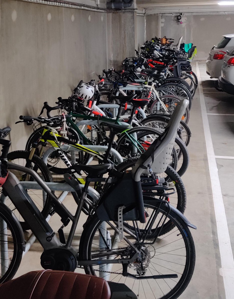 AT_Internet_FR's tweet photo. GREEN♻ Aujourd'hui il y avait pas moins de 23 vélos garés dans nos bureaux bordelais ��

Cela représente environ 13% des employés du siège. C'est beaucoup mieux que la moyenne de 3% en France

Félicitations à nos équipes 🙏

Quels sont vos freins pour aller au travail à vélo ❓ https://t.co/Crw3ZlcsGx