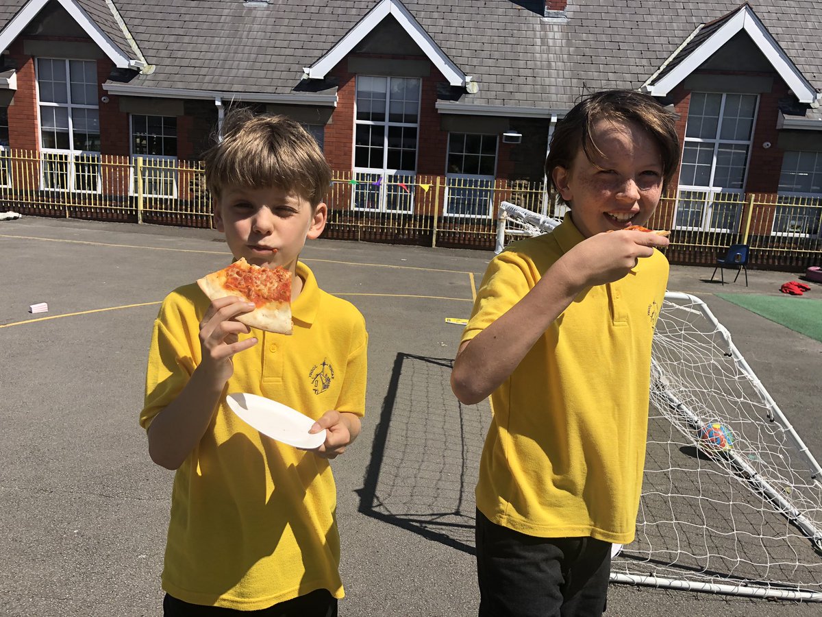 Pencae2's tweet photo. Amser Pizza! Diolch @CaffeFragolino https://t.co/V2UiS9gC6d