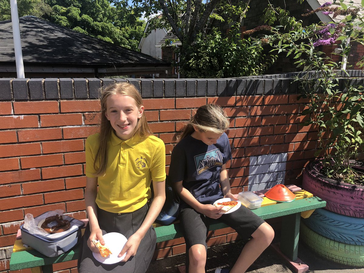 Pencae2's tweet photo. Amser Pizza! Diolch @CaffeFragolino https://t.co/V2UiS9gC6d