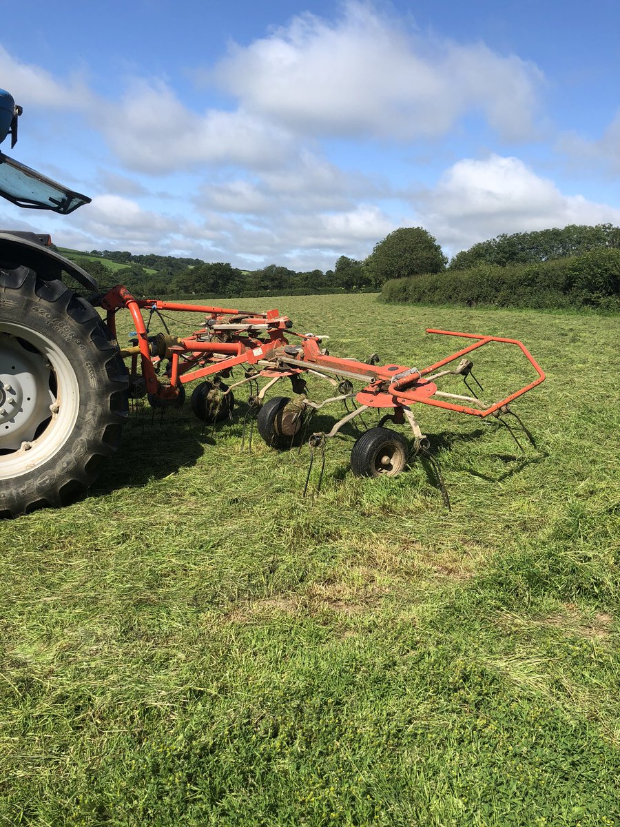 AmyTrehane1's tweet photo. Unfolded and the outside round done.....ever get the feeling you were the last resort and he doesn’t have 100% confidence in you 😂😂😂 #farmday #icantry #sticktothedayjob https://t.co/V6cb8xgMld