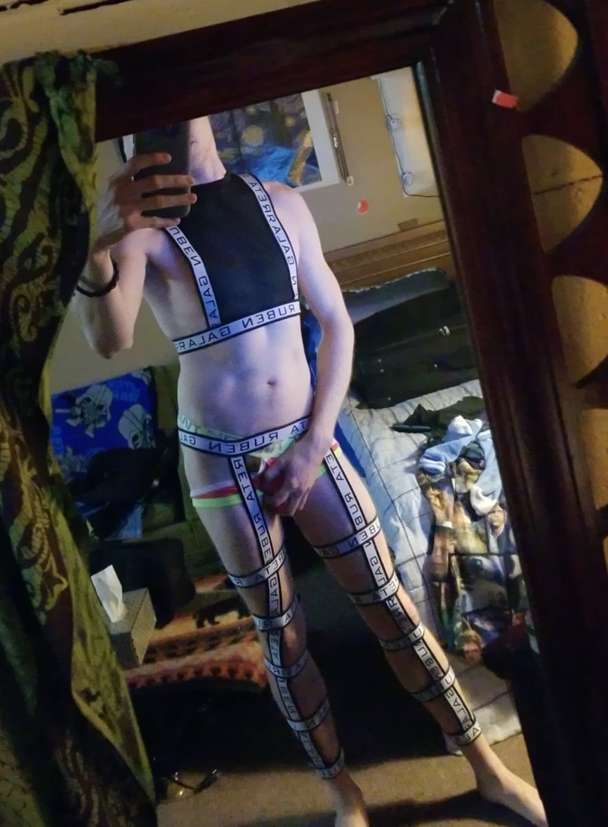 arethakush's tweet photo. It's not easy getting this thing on🤣😉
#undies #twink https://t.co/tGtu1xWWmL