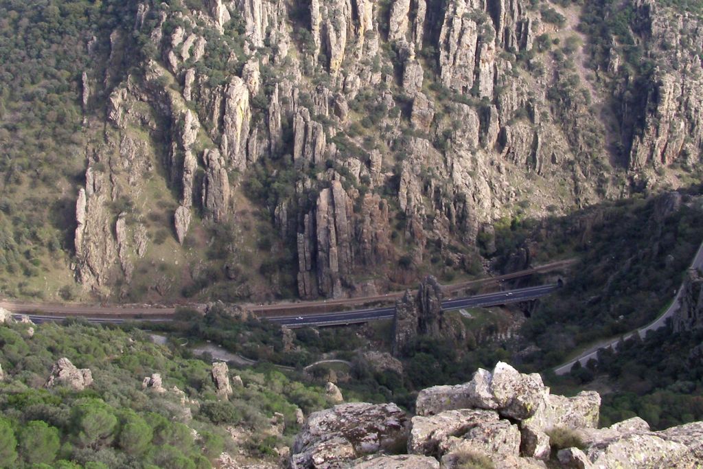VentanaVAND's tweet photo. A pesar de que #Despeñaperros es uno de los #parquesnaturales de menor superficie de Andalucía, concentra un extraordinario patrimonio geológico, natural e histórico. Sus desfiladeros han sido el escenario de diferentes episodios épicos... https://t.co/ACenVFf6Fq https://t.co/0aJYQWtvqr