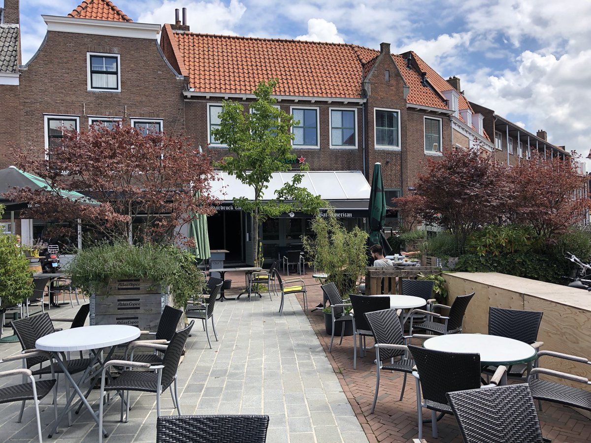 BarAmerican1's tweet photo. De koperen ploert begint tevoorschijn te komen, het terras staat klaar en de drank staat koud. Kom dus gezellig het weekend en/of je vakantie inluiden. We zien jullie graag! #terras #bier #weekend https://t.co/Br79N4ABDH