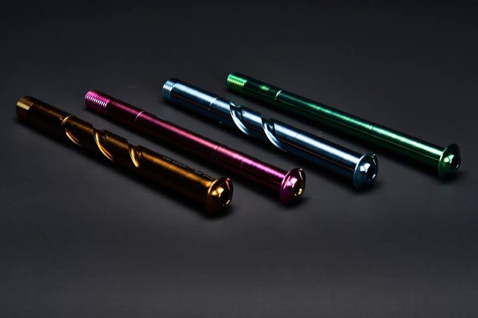 今SPECIALIZEDのVENGEやTARMACで使えるディスクロード用チタンスルー