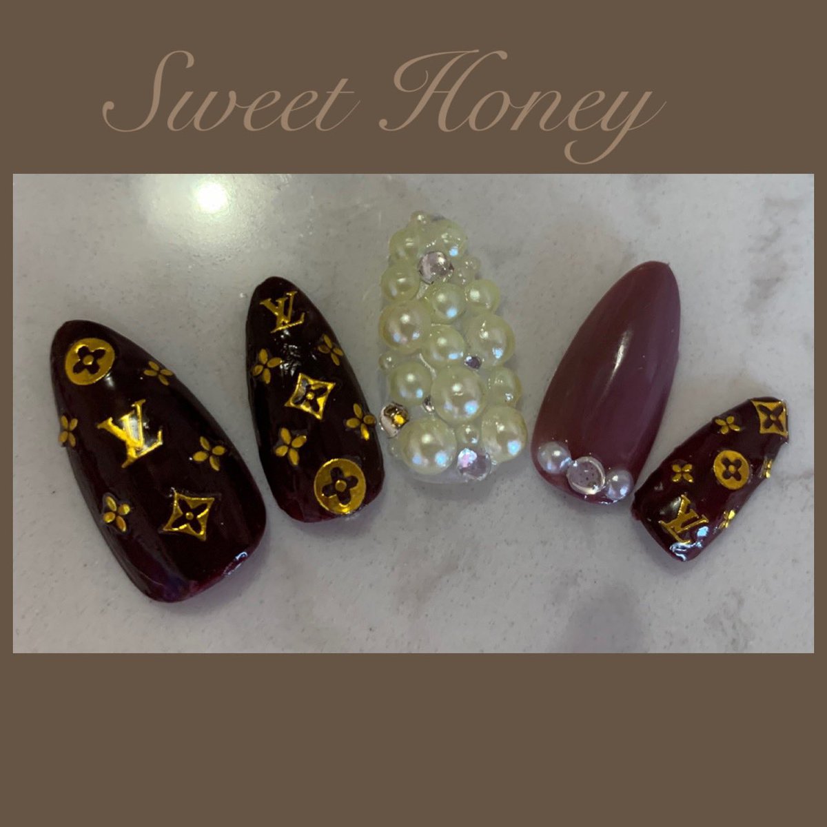 Sweet Honey ヴィトンネイルlv 6980 内訳 アート10本 6980 高級感たっぷり ネイル アートネイル ネイリスト ネイルサロン パール キラキラ ルイヴィトン ヴィトンネイル ヴィトンネイルデザイン スワロフスキー ネイルサロン開業準備中 Sweet Honey ヴィトンネイルlv 6980 内訳 アート10本 6980 高級感たっぷり ネイル アートネイル ネイリスト ネイルサロン パール キラキラ ルイヴィトン ヴィトンネイル ヴィトンネイルデザイン スワロフスキー ネイルサロン開業準備中