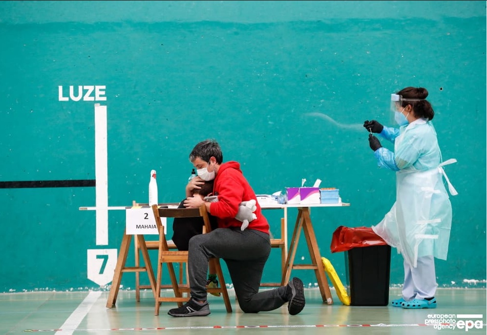 Sairutsa's tweet photo. Hay que cuidarse, muchachada. Hay que cuidarse. No queda de otra. Pasará. Vendrán tiempos mejores.
FOTO: Un hombre consuela a su hijo después de una prueba de coronavirus en Getaria, País Vasco, España. 📷 epa-efe / Juan Herrero https://t.co/RTbMjNwUXq