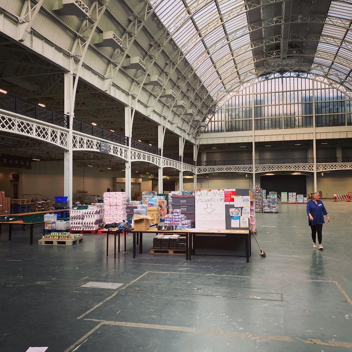 elfezidenti's tweet photo. Trip to see Hammersmith and Fulham food bank today at their temporary home of Olympia London.
The team here have were feeding 1,500 A WEEK at the height of lockdown. The @bankuetuk team did our bit by sending in the trucks of food.
#bankuet #itstimetohelp #lockdown https://t.co/EqJTrjoCzU