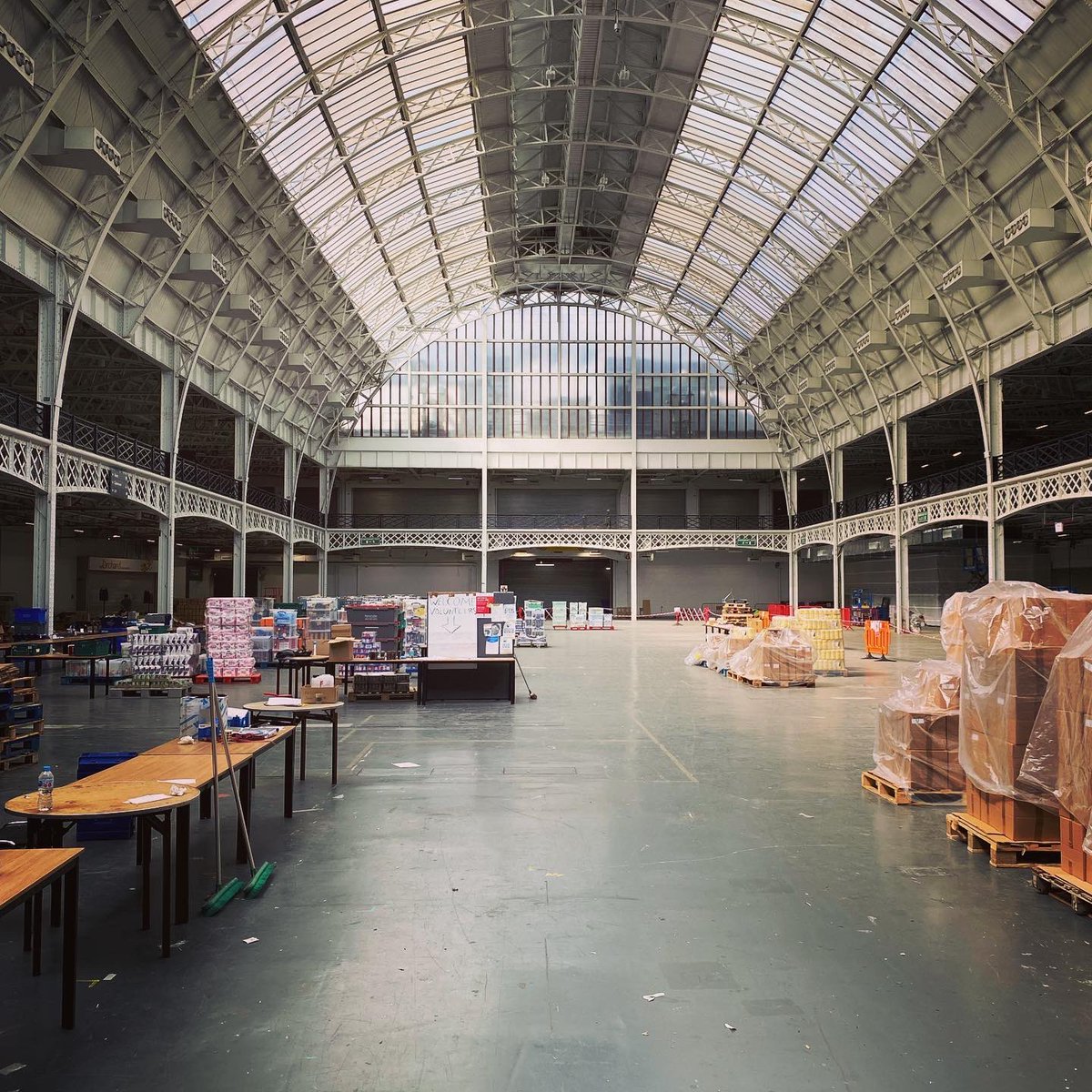 elfezidenti's tweet photo. Trip to see Hammersmith and Fulham food bank today at their temporary home of Olympia London.
The team here have were feeding 1,500 A WEEK at the height of lockdown. The @bankuetuk team did our bit by sending in the trucks of food.
#bankuet #itstimetohelp #lockdown https://t.co/EqJTrjoCzU