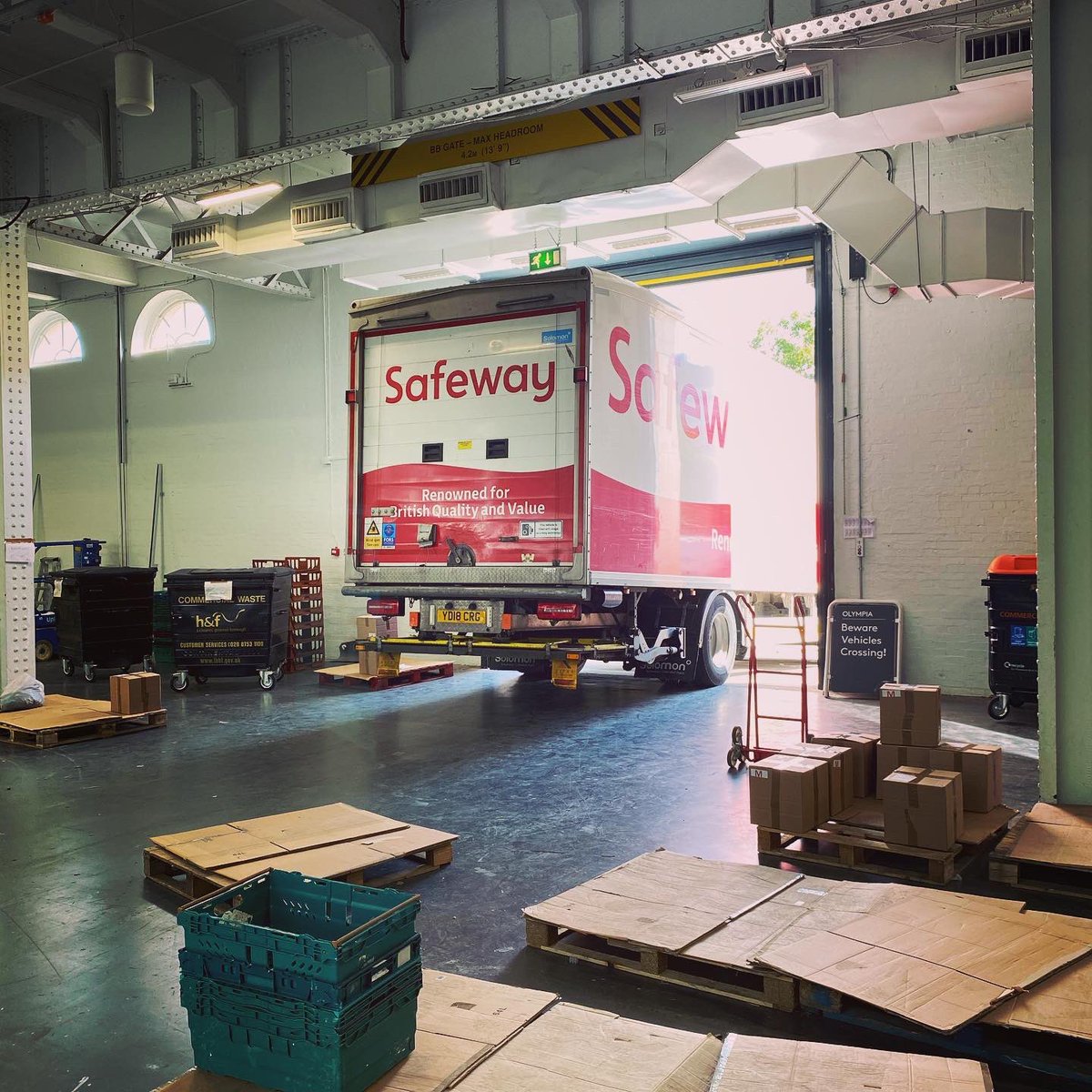 elfezidenti's tweet photo. Trip to see Hammersmith and Fulham food bank today at their temporary home of Olympia London.
The team here have were feeding 1,500 A WEEK at the height of lockdown. The @bankuetuk team did our bit by sending in the trucks of food.
#bankuet #itstimetohelp #lockdown https://t.co/EqJTrjoCzU