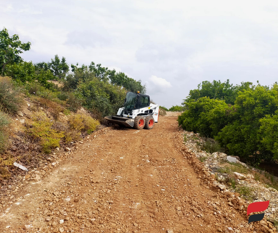 GrupoConstante's tweet photo. Mini cargadora BOBCAT, una fantastica opción para realizar trabajos en superficies arenosas o terrosas como vemos en la imagen. Reparación de camino.
#grupoconstante #maquinaria #obracivil #minicargadora #miniBOBCAT #BOBCAT https://t.co/6zqW3KIL30