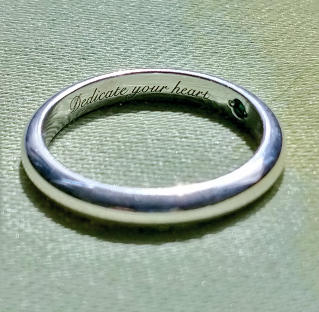 まりえる 노 団長刈り上げ部 Dedicate Your Heartは英語で 心臓を捧げよ です エルヴィンのループタイと同じ色の石 エメラルド をはめてます 結婚指輪とかそういうアレじゃないのでつけるのは右手です