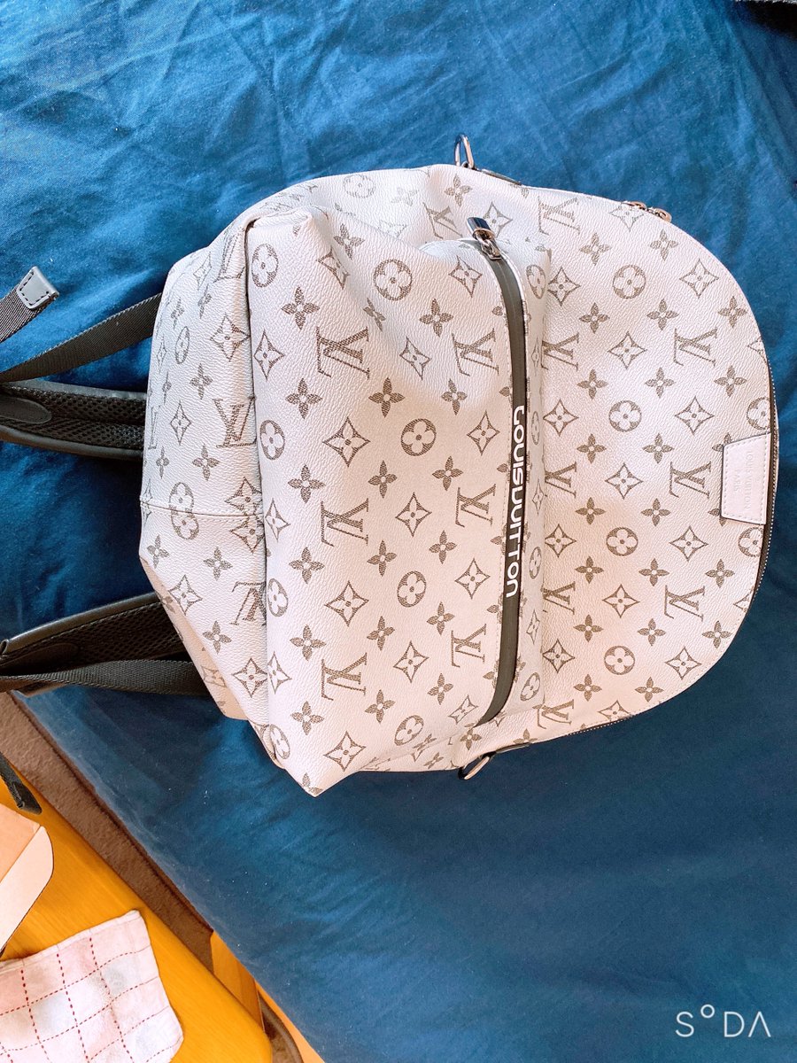 StoryTeller_kei's tweet photo. 突然のプレゼント企画

断捨離してたら

・Louis Vittonのバックパック(リュック)
・Y-3のベルト

出てきた。
どちらも美品。

捨てるのも勿体無いので、フォローとRTしてくれれば抽選で2名に差し上げます。

条件は受け取り報告をツイート出来て、新宿まで取りに来れる方で。

期限は7/18の24時まで。 https://t.co/p1vjsFKP3K