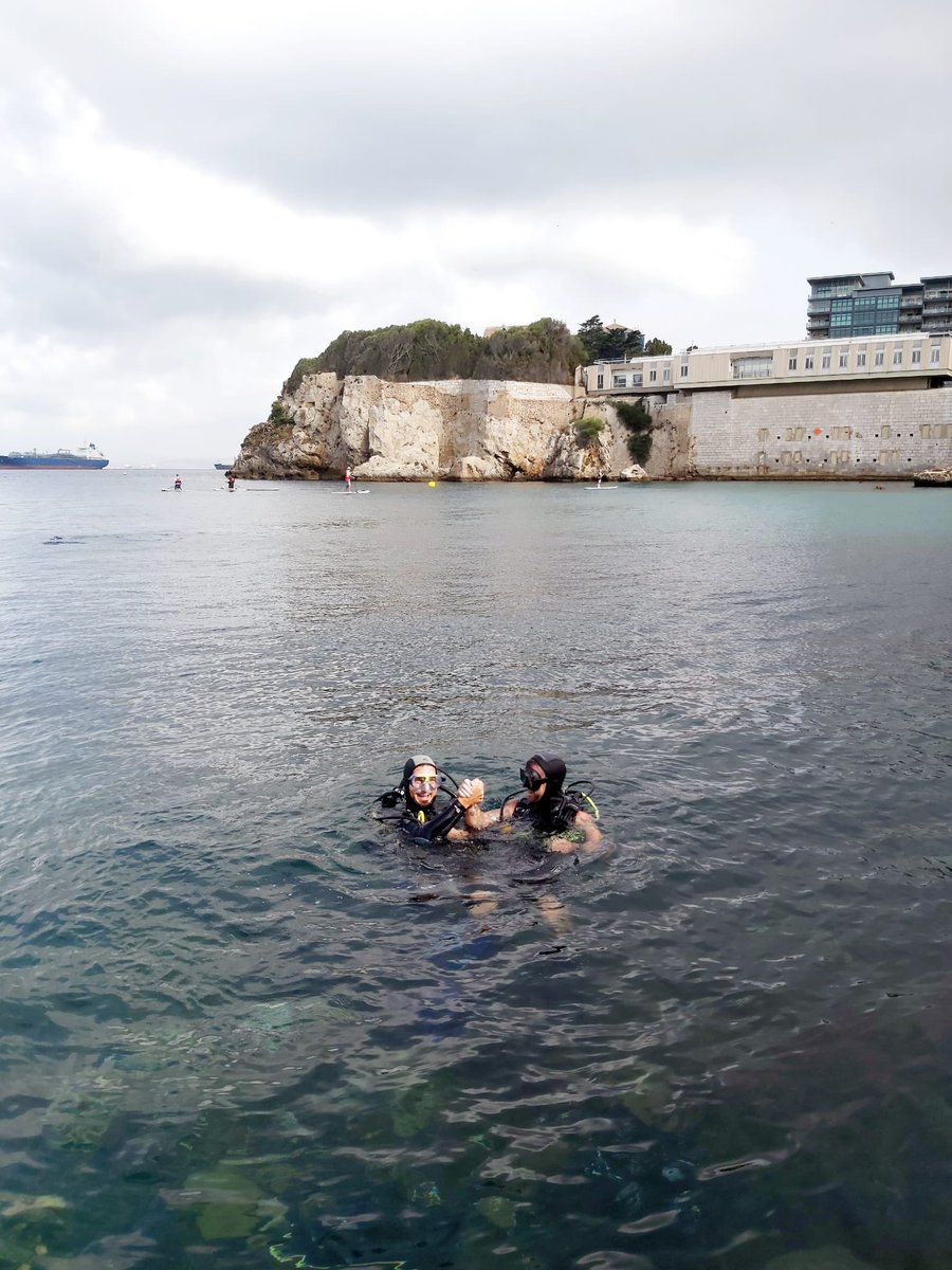 travel_thelife's tweet photo. Menuda experiencia increíble! Después de hacer snorkel en Tailandia, Maldivas, Egipto, Filipinas. Bali, etc, hacemos nuestra primera inmersión, bautismo de buceo con #DiveCharters Gracias! #GibraltarExperience2020 ✌🏼 https://t.co/zhiuv8ZpZN