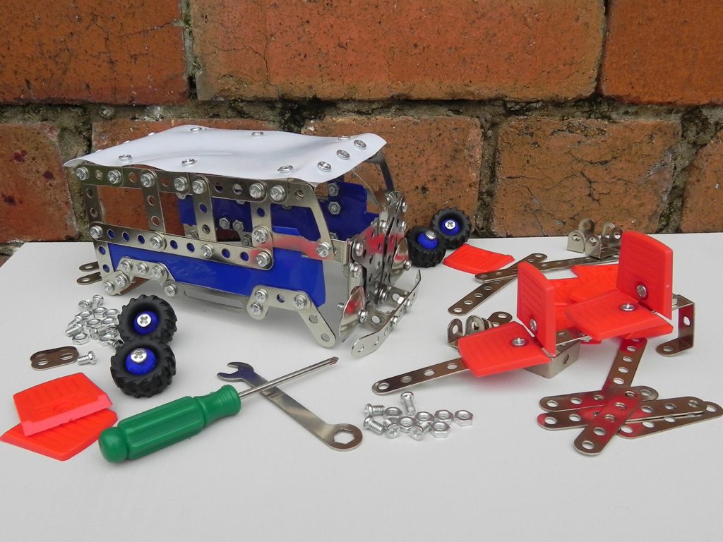 MorrabStudio's tweet image. Make it, Build it, Decorate it ... hours of fun to be had in these marvellous tins! There are always plenty of ideas to keep your loved ones feeling creative and entertained.😎🎁 #GiftinaTin @applestopears 
Find out more by visiting our online shop here: morrabstudio.co.uk/c/655/Apples-t…