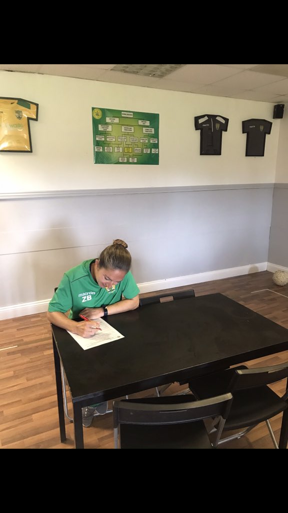 Abingdontownla1's tweet photo. ⚽🚨Player Re-Signing🚨⚽

The Abbotts maestro signs for her second season!! 📝

Name: Zoe Barnes
Age: 34
Position: Centre Midfield 
Years at the club: 1
Goals: 6
Assists: 13
Appearances: 24 https://t.co/3U7yx2H7Qb