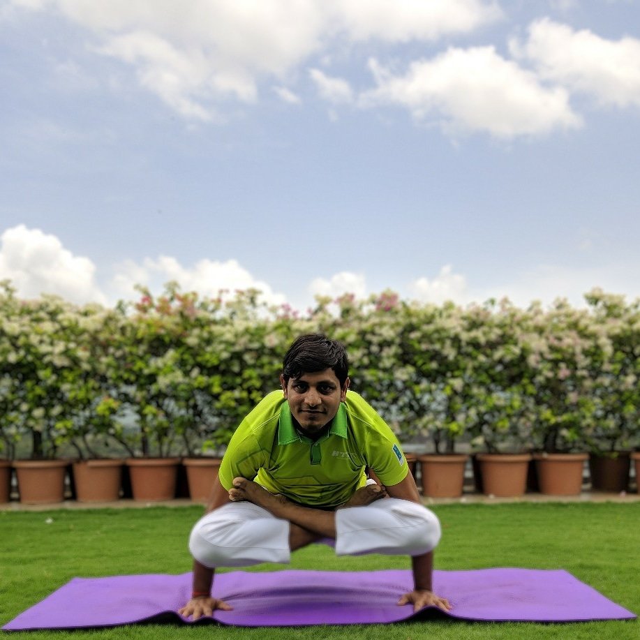 ekaclubamd's tweet photo. Yoga should be done in a peaceful climate with a pleasant view to help you calm down your mind.
Discover peace &amp; tranquility through some effective asanas with us.
#experienceEKA #EKACares #YourHomeAwayFromHome #StayActiveStayFit #FitIndia #HumFitTohIndiaFit #Yoga  #Fitness https://t.co/U68UpiopGk