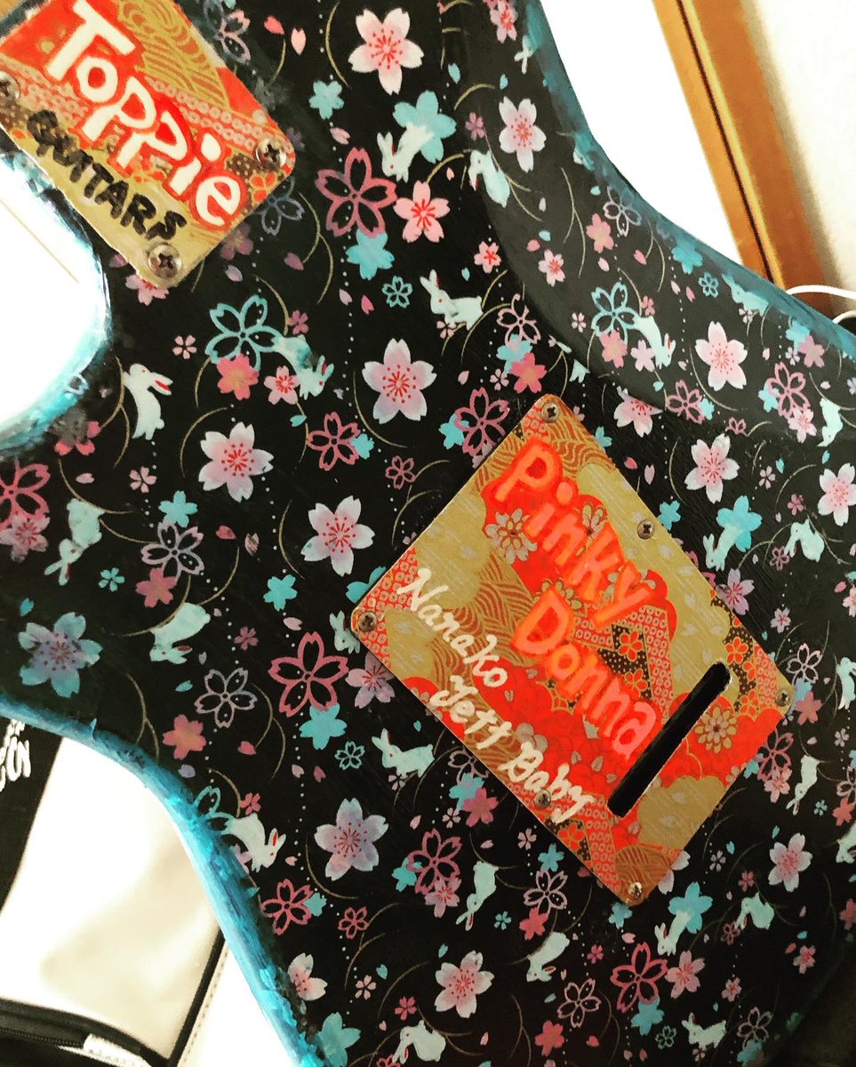 7_jett_ramone's tweet photo. ストラトにJBピックアップ搭載、ピックガード付け替え、裏バネもいいの入れていただいた🔥🔥🔥
音も見た目もイカしたギターになった。
このストラトも4枚目のペイントストラトもメイドインToppie Guitars🎸
感謝です。

ちなみにこのピックアップは世界で777個しかないらしい！！ https://t.co/hy7KMNlz4u