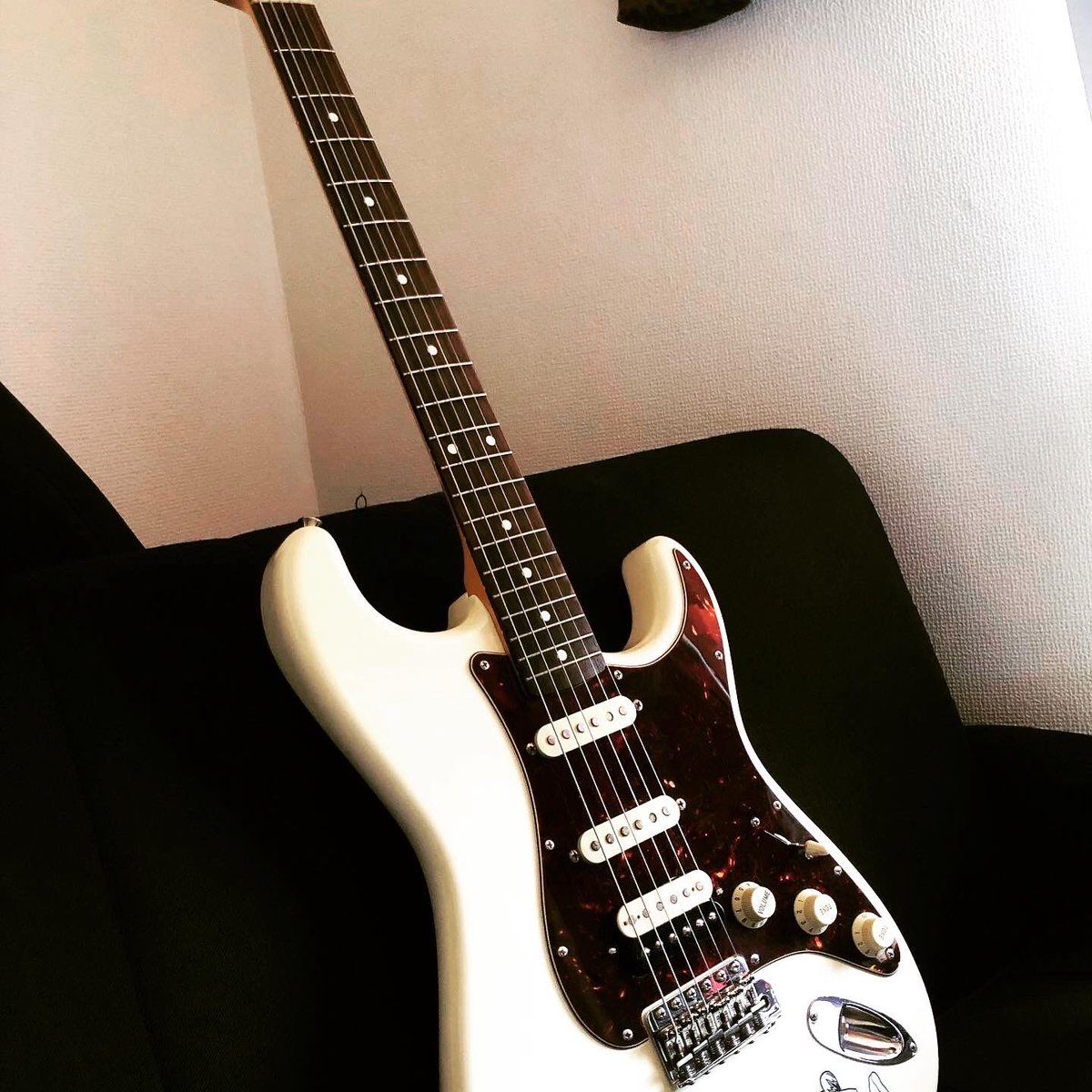 7_jett_ramone's tweet photo. ストラトにJBピックアップ搭載、ピックガード付け替え、裏バネもいいの入れていただいた🔥🔥🔥
音も見た目もイカしたギターになった。
このストラトも4枚目のペイントストラトもメイドインToppie Guitars🎸
感謝です。

ちなみにこのピックアップは世界で777個しかないらしい！！ https://t.co/hy7KMNlz4u