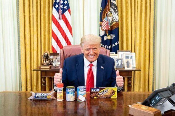 Ursini's tweet photo. most iconic picture of Trump presidency
Oval Room of the White House: Donald J. Trump advertises a brand of beans during pandemic causes more than hundred of thousands deads.
#seriously #Trump https://t.co/3Nsp4IBhHr