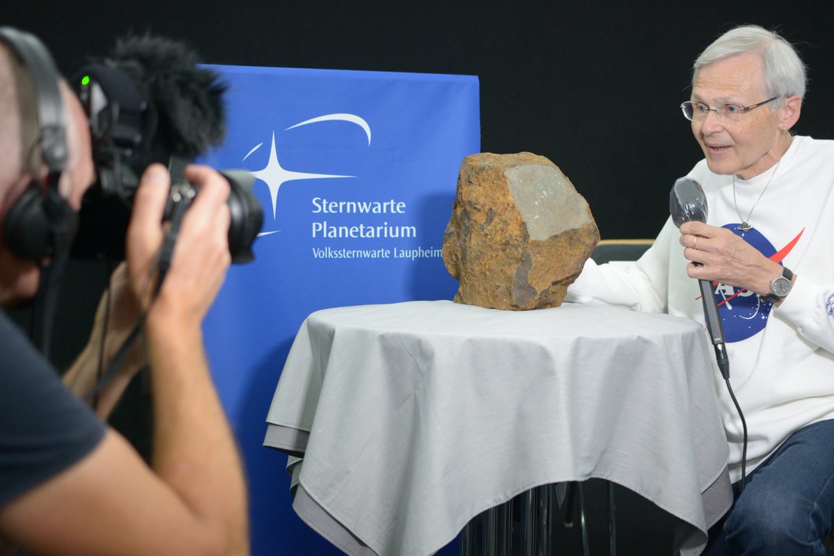 Planetarium7167's tweet photo. Heute morgen präsentierte Meteoritenexperte Dieter Heinlein vom DLR im @Planetarium7167 den erst kürzlich offiziell als Meteoriten klassifizierten Stein, der bereits 1989 in einem Garten im nahen Blaubeuren gefunden wurde. #Blaubeuren #Meteorit @DLR_de https://t.co/GWpIhIIJnh