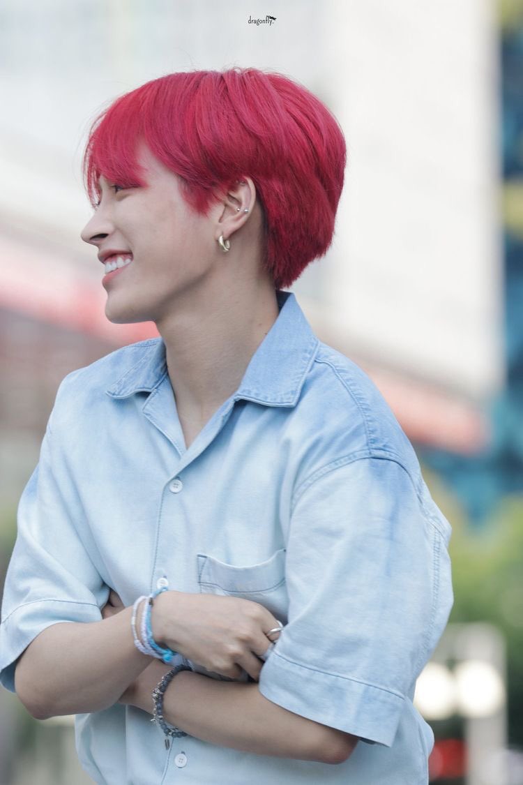 Look how gorgeous hongjoong is :(