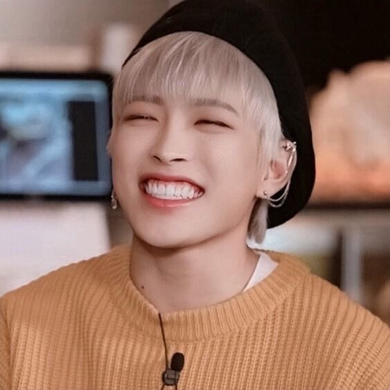 If this thread is making you smile, please put the smile back on his face :( Hongjoong’s smile is too pretty to go to waste :(