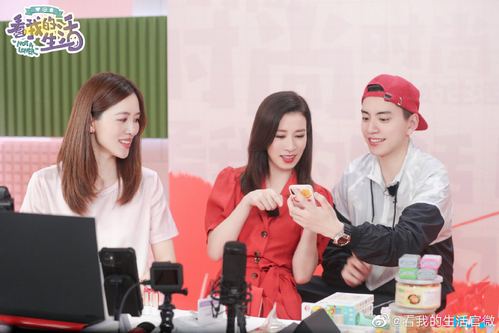sehsehsblog's tweet photo. #NotALoner episode 9 preview stills of #CharmaineSheh and #DarrenWang
They promoted Charmaine's lipstick "Sh by Sheh" via live streaming (social selling) for Tmall 618 sale. https://t.co/U5aryygO0C