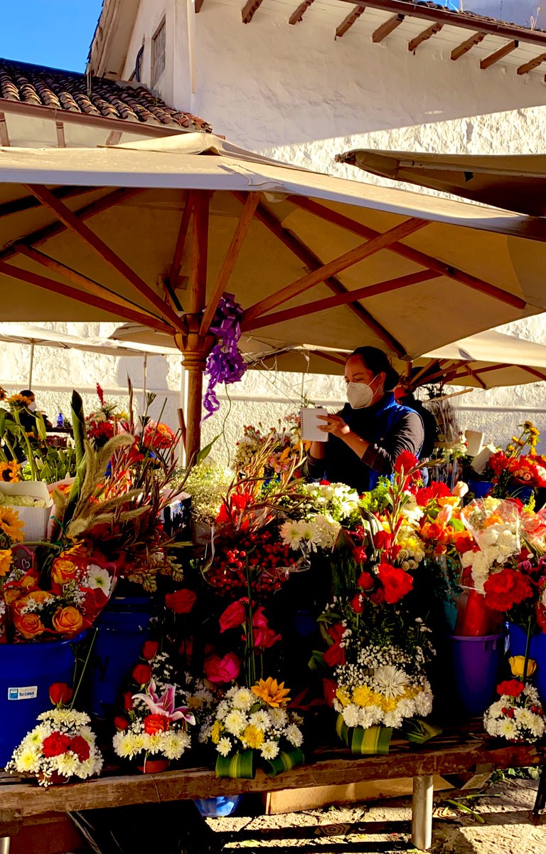 Visit_CuencaEC's tweet photo. En #Cuenca no tenemos primavera, pero tenemos uno de los lugares más hermosos lleno de flores en la ciudad. 
¿Sabías que la Plaza de las Flores reaperturo? Visítala, compra flores, toma Agua de Pitimas y reactiva nuestra ciudad. 🌺💐

#ElPrimerTuristaSoyYo 🎒😷 https://t.co/K5Sz0M5S8Z