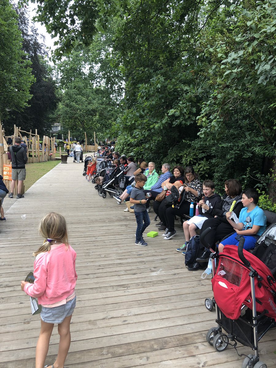 KaroDalemans's tweet photo. Sorry maar dit is echt onbegrijpelijk! Als mensen uit zichzelf geen afstand houden, zorg er dan voor dat ze het wel moeten doen. Een bank afstand laten houden lijkt me niet zo moeilijk qua organisatie? @zooantwerpen https://t.co/X3rp4aFGXi