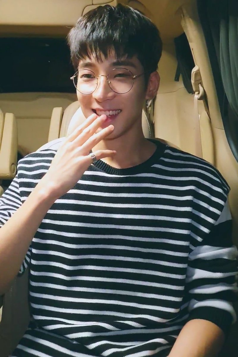 wonwoo_time's tweet photo. 아니...누가 생각을 이렇게 하고 웃을때 이렇게 웃어요.....
사람 치이게....사람이 몇 실려가는 소리가..... https://t.co/9KOOh2S9bg