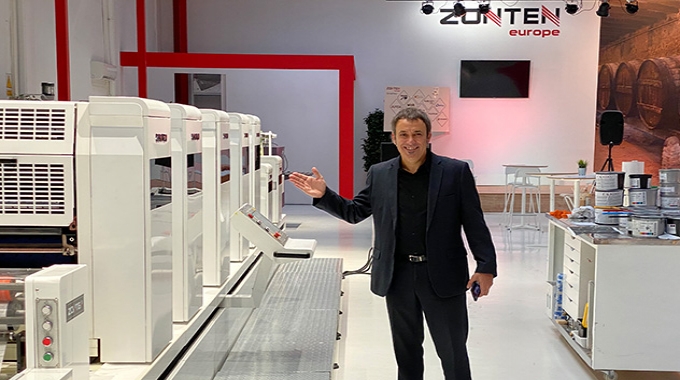 LabelsNLabeling's tweet photo. FOCUS ON: ZONTEN EUROPE
Founded last year, @EuropeZonten – backed by experienced founders and a burgeoning network of distributors – is seeing strong interest in its semi-rotary offset press. James Quirk reports: https://t.co/IdrVabeTso
#semirotaryoffset #LabelsIndustry https://t.co/3jesFJ4gf2