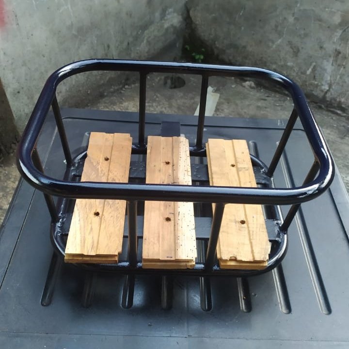konyeeet's tweet photo. Liat di jalan lagi rame pada pake sepedah, bismillah mau nyoba ikhtiar bikin keranjang sepedah barangkali ada yang mau pesen, warna bisa request mau di chrome juga bisa, mau bahan dari stainless juga bisa, buat info lebih lanjut bisa jalur pribadi ya https://t.co/BgwZn7Dmln