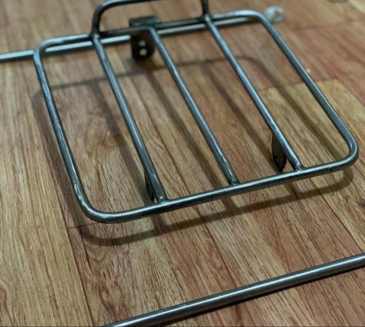 konyeeet's tweet photo. Liat di jalan lagi rame pada pake sepedah, bismillah mau nyoba ikhtiar bikin keranjang sepedah barangkali ada yang mau pesen, warna bisa request mau di chrome juga bisa, mau bahan dari stainless juga bisa, buat info lebih lanjut bisa jalur pribadi ya https://t.co/BgwZn7Dmln